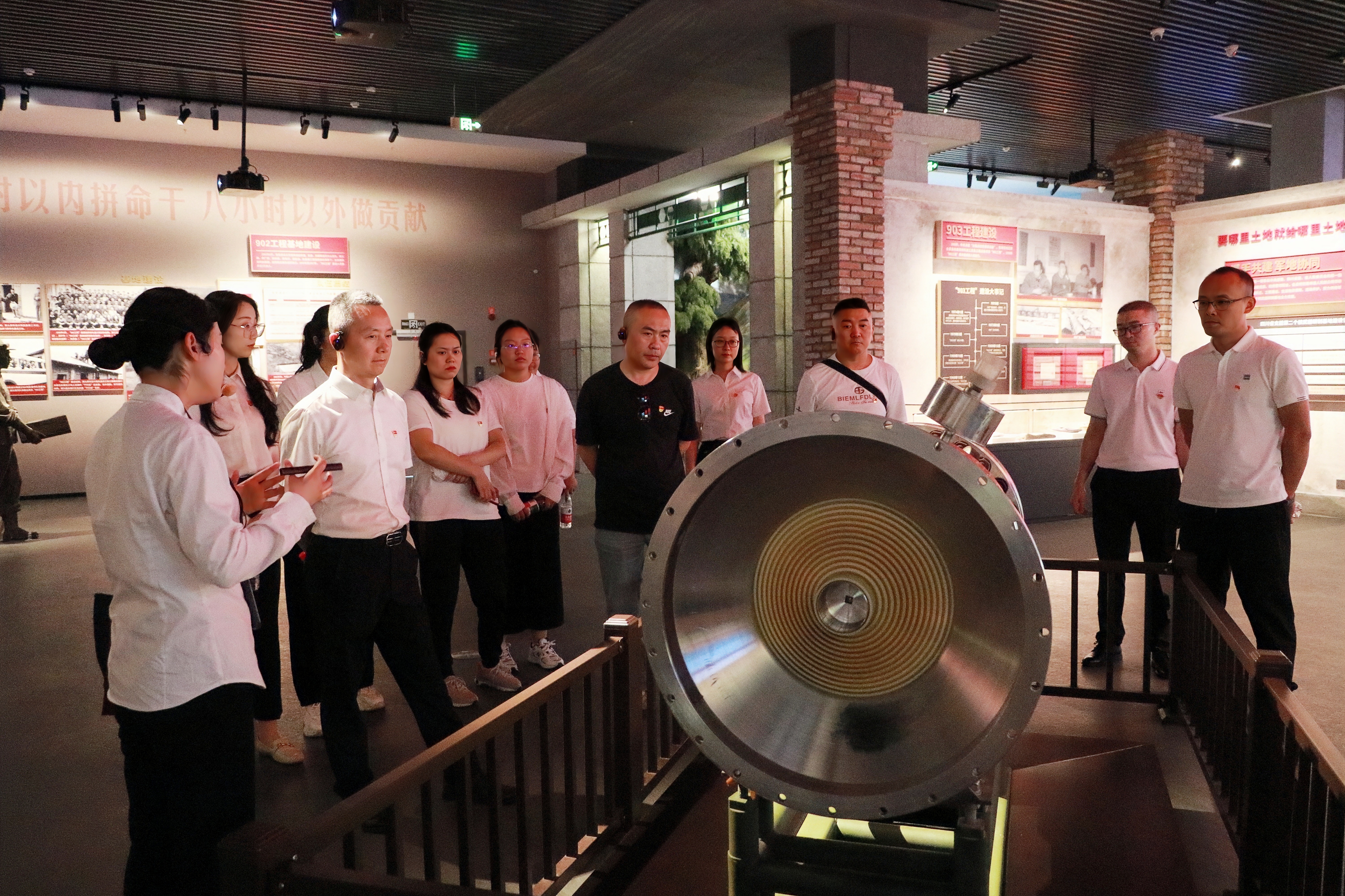  传承红色基因 弘扬“两弹一星”精神 |  3044永利党支部联合青义商会企业党支部开展主题党建活动